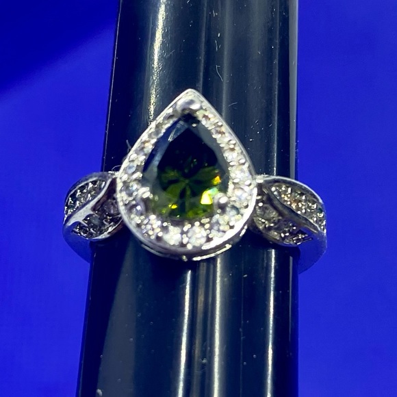 Beautiful Women’s Fashion Ring Size 5 - Picture 7 of 9